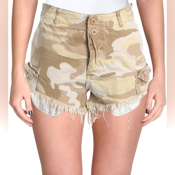 Free People Commander Camouflage Button Fly Cutoff Cargo Shorts Size 6 - Picture 3 of 9